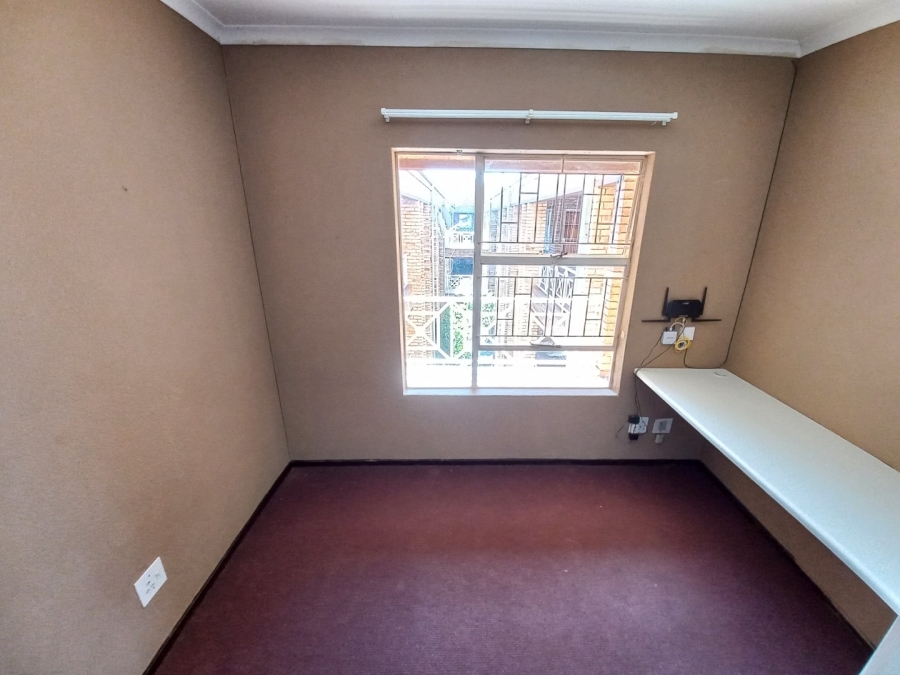 To Let 2 Bedroom Property for Rent in Kannoniers Park North West